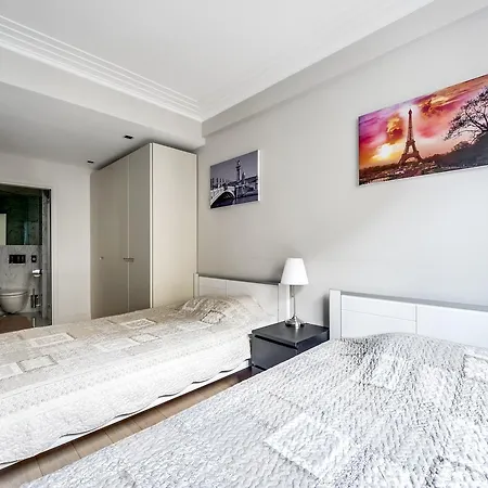 Apartmán Tour Eifel - Av. De Suffren Id 303 *