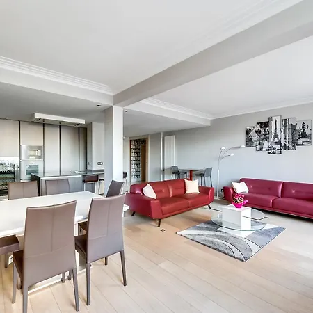 Tour Eifel - Av. De Suffren Id 303 *