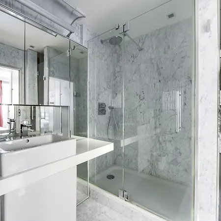Appartement Tour Eifel - Av. De Suffren Id 303 *